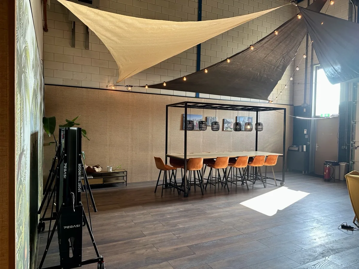 E-Tales kantoor lounge met bar en zitplek voor teamoverleg